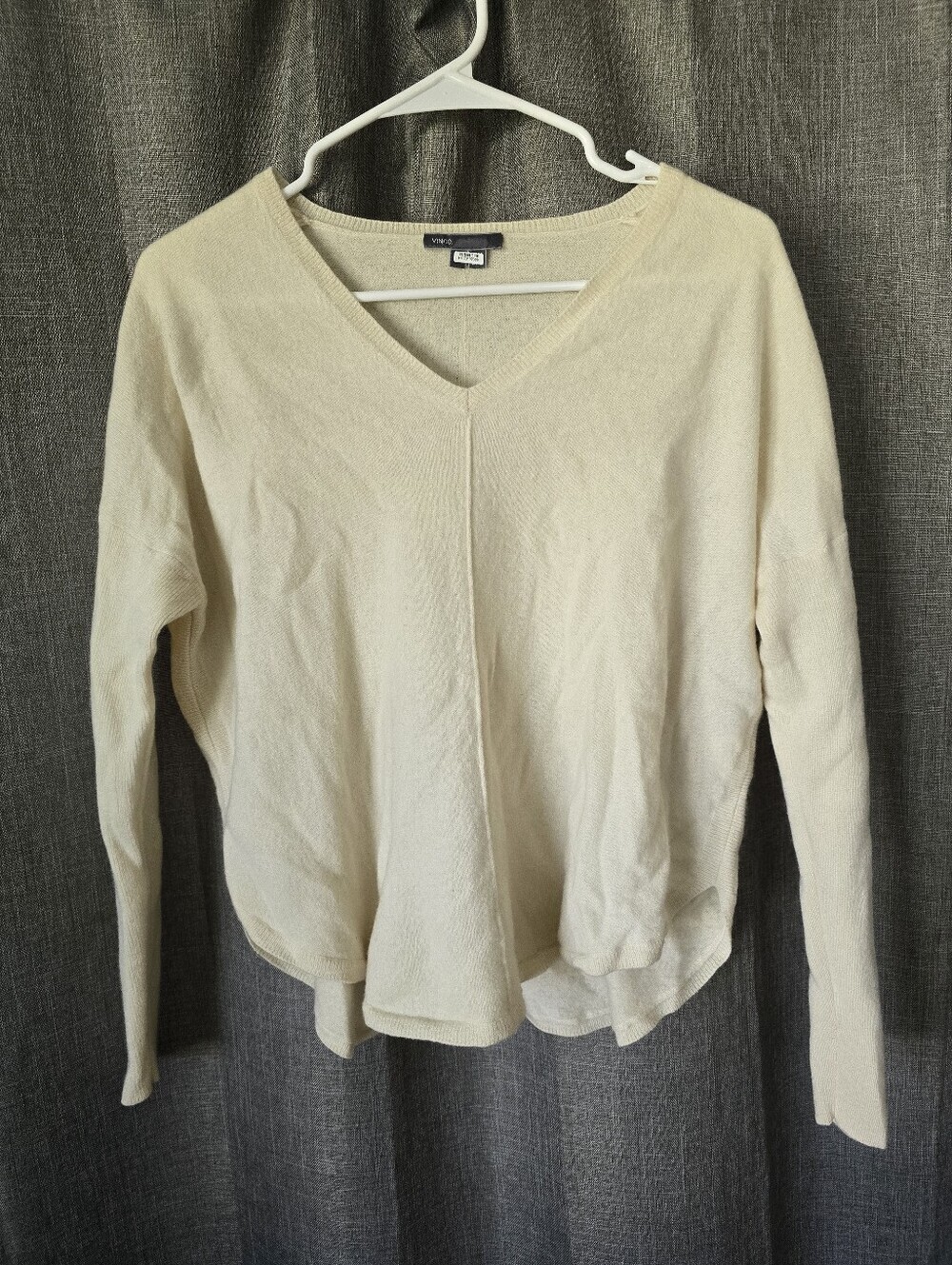 Vince Cashmere V Neck Cream Sweater Size XS Rounded Hem Long Sleeve